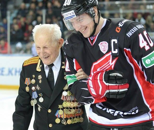 30 медалей, три фронта, одна легенда: 95-летний ветеран Иван Иванович Смирнов провел стартовое вбрасывание в матче «Авангард» – ЦСКА