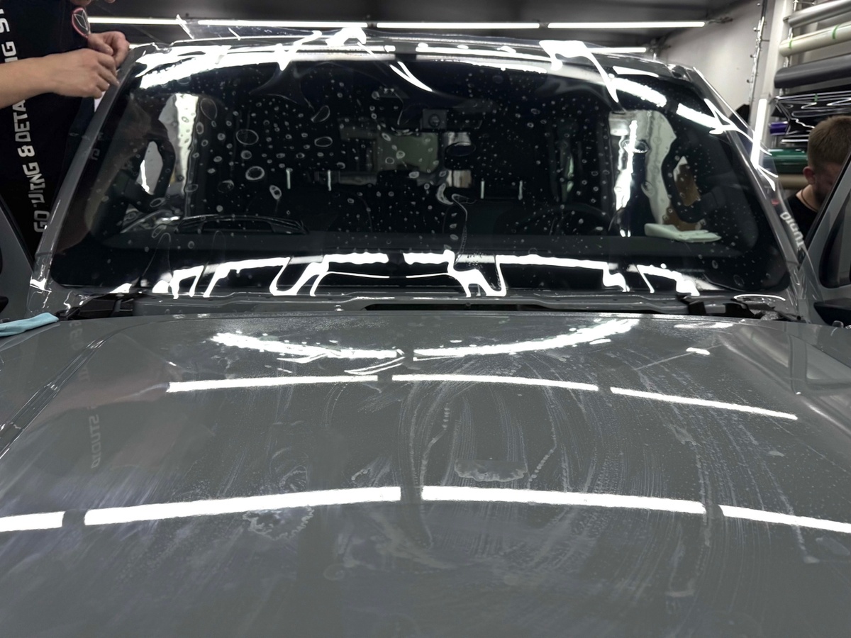 Процесс установки защитной плёнки на лобое стекло Tank 300