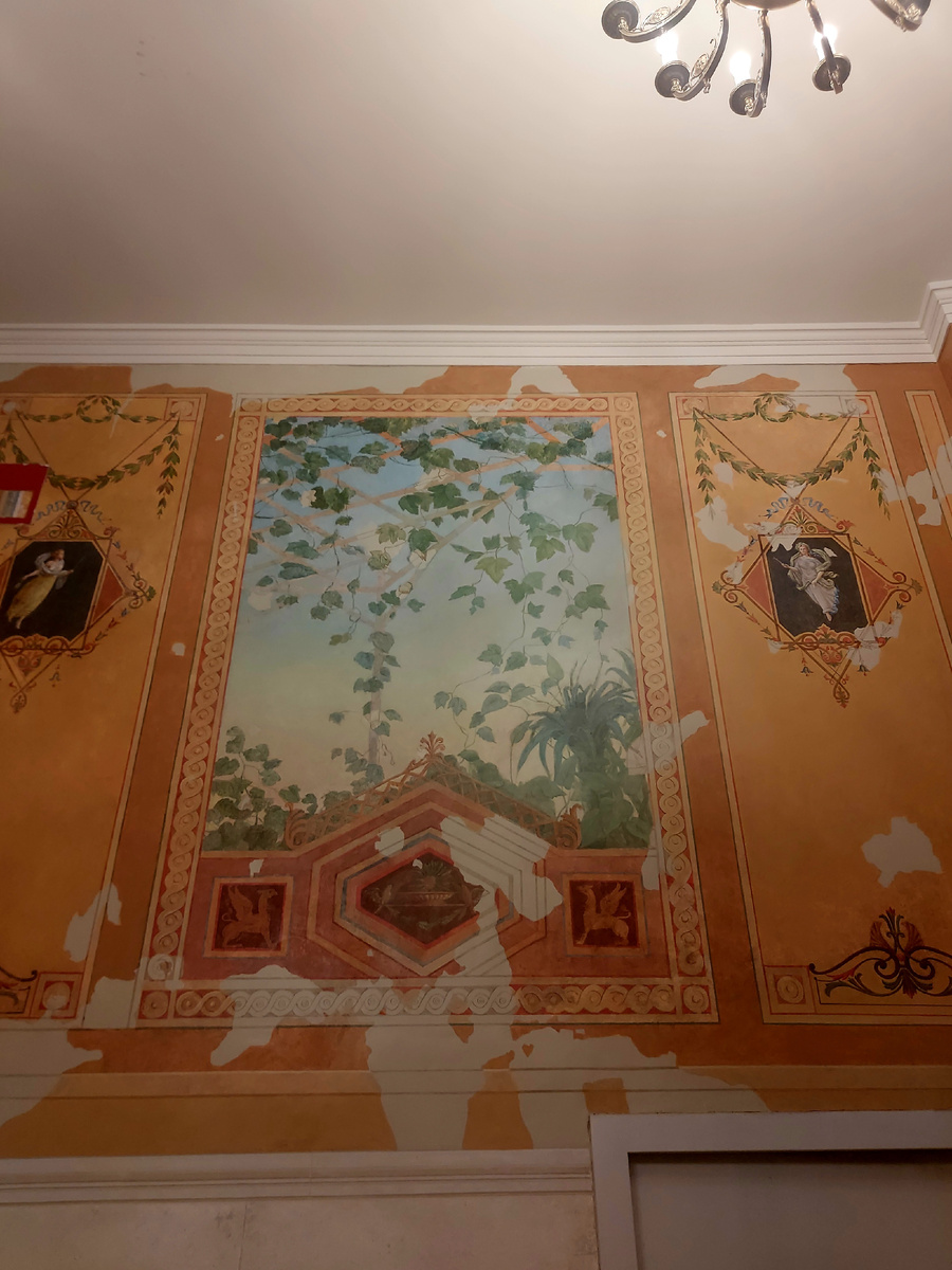 Красивые росписи на стенах в холле