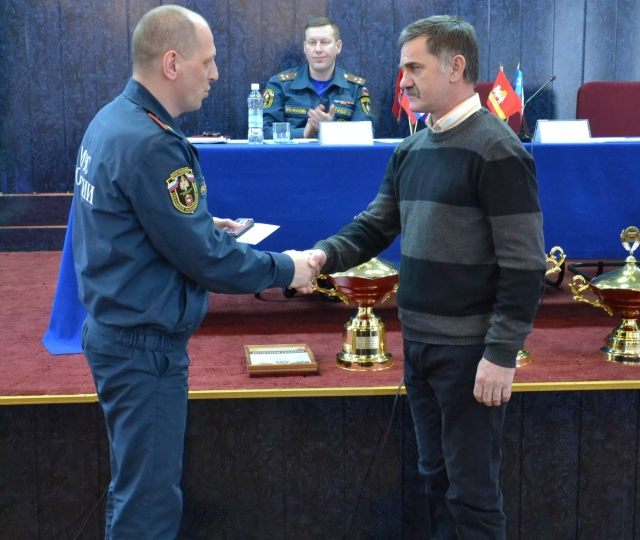 Спас троих детей в задымленной девятиэтажке: челябинский пожарный Алексей Козьменко награжден знаком МЧС