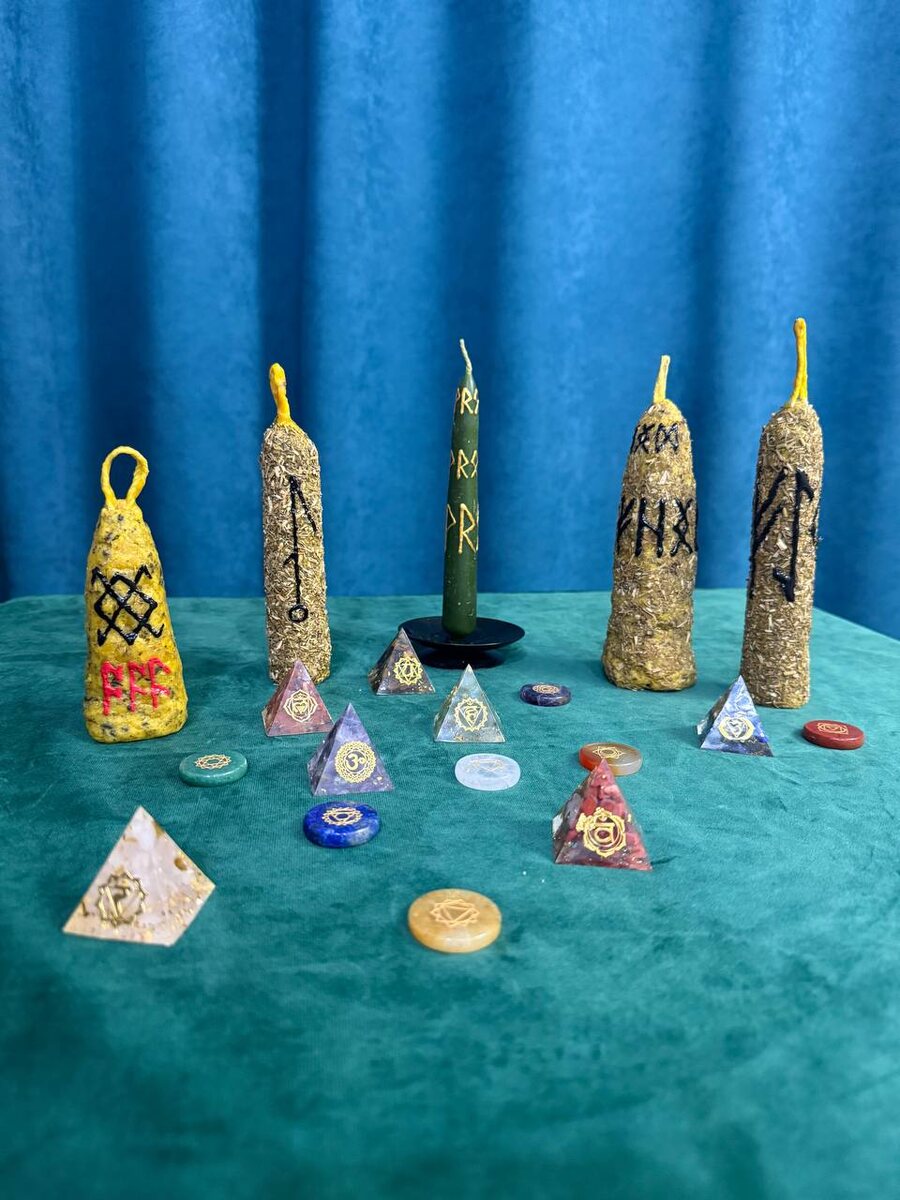 На данном фото свечи собственного изготовления, программные с нанесением рунических ставов.