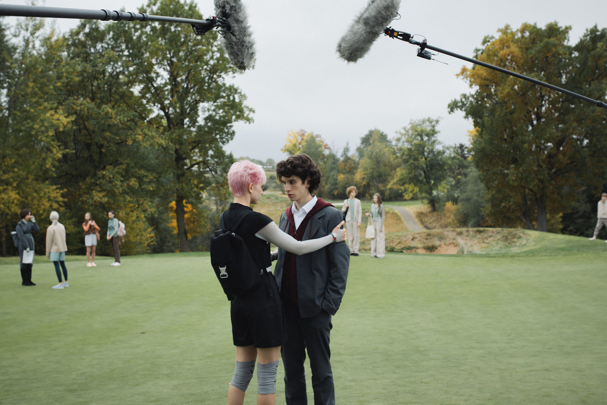 Они живут в разных мирах. Коля Герасимов — в Москве 2024 года, Алиса Селезнёва — на сто лет позже. Коля — обычный старшеклассник, ему нет дела до будущего. Алису не отпускает прошлое: она пытается найти маму, которая пропала, сражаясь с космическими пиратами.