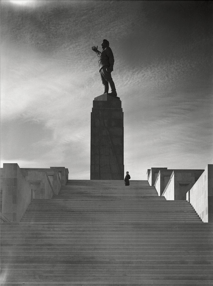    Наум Грановский. Баку. Памятник С.М. Кирову. 1950-е Фото: Изображения предоставлены «Собака.ru» пресс-службами Левашовского хлебзавода и Фонда Наума Грановского при Галерее Люмьер
