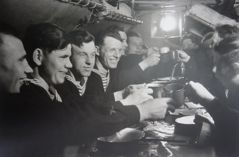 Роберт Диамент
«Наркомовские 100 грамм»
Дата съемки: 1943 год
Источник: russiainphoto.ru