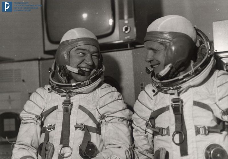 Командир космического корабля «Союз-17» А.А. Губарев (слева) и бортинженер Г.М. Гречко в Центре подготовки космонавтов им. Ю.А. Гагарина после тренировки. 1975 г. РГАНТД. Арх. № 1-914.