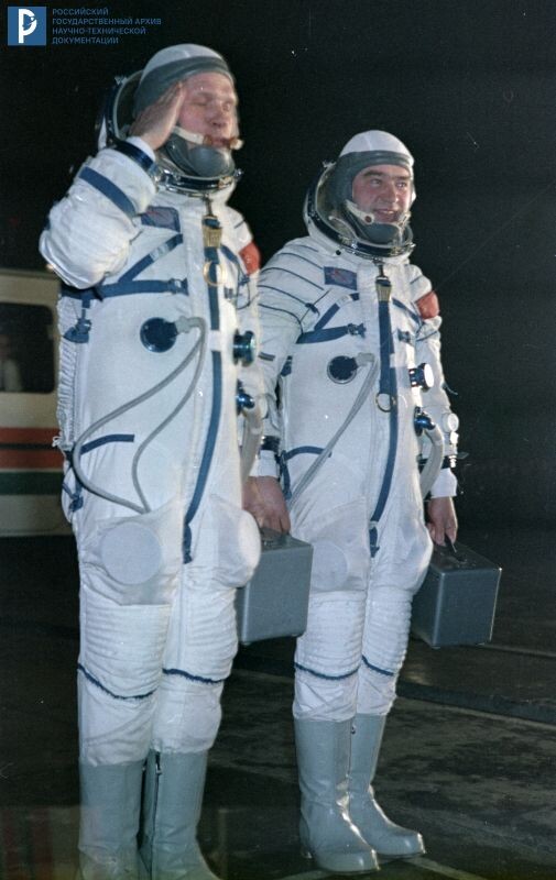 Экипаж космического корабля «Союз-17» – космонавты А.А. Губарев (слева) и Г.М. Гречко докладывают о готовности к полету. Байконур, 10 января 1975 г. РГАНТД. Арх. № 0-8294 цв.