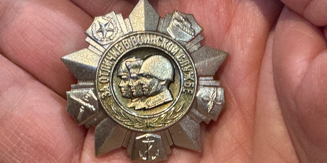 Кому еще так фартануло: боевую медаль за офицера и синяк в карауле бойцу…