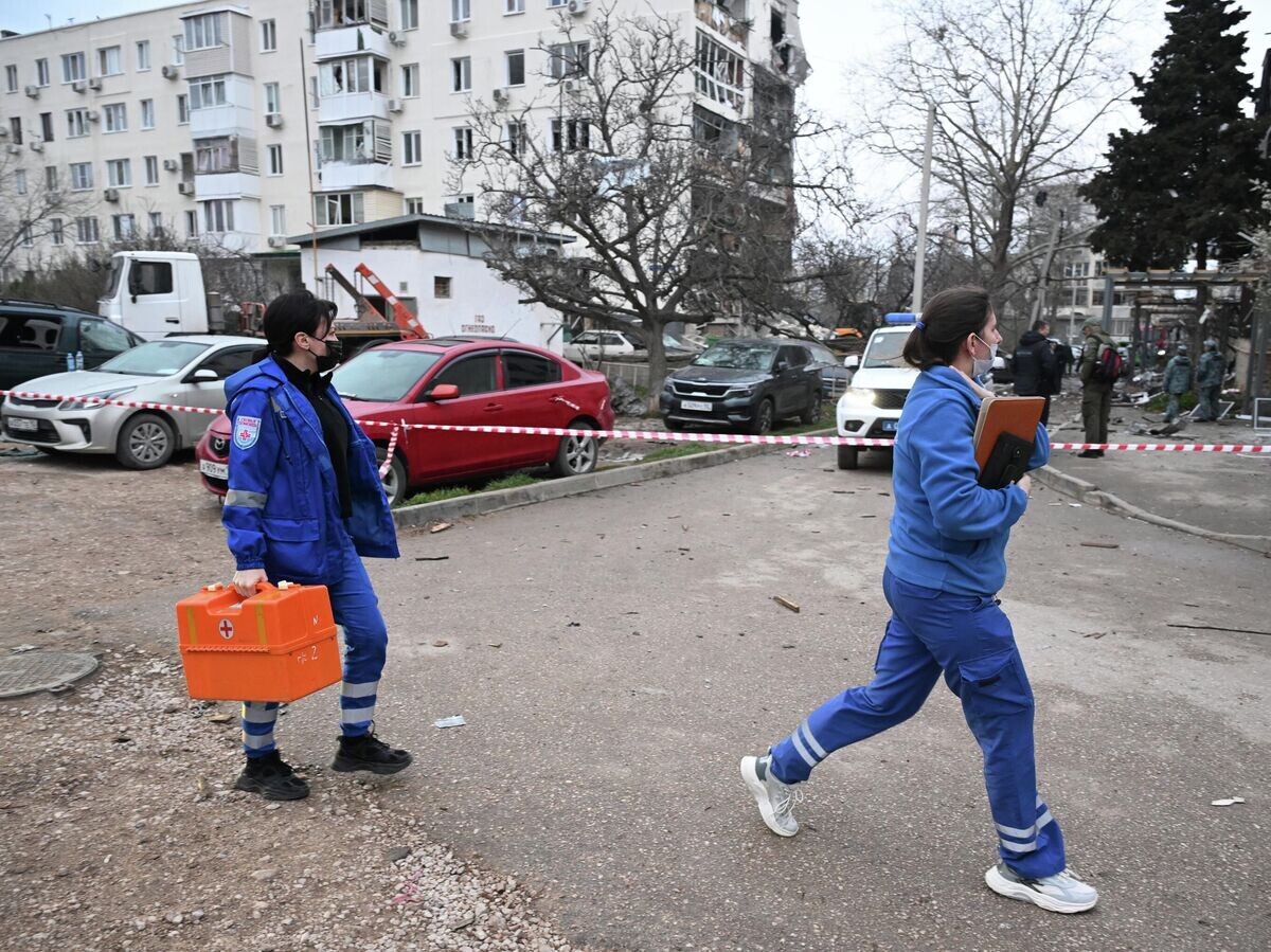    Сотрудники скорой помощи на месте взрыва в жилом доме в Севастополе | © РИА Новости / Константин Михальчевский