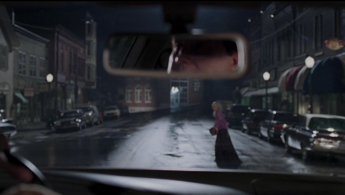 Старая цыганка выскочила на дорогу. Кадр из фильма «Худеющий» (1996)