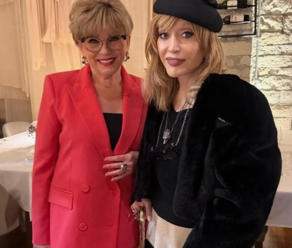 Недавно Пугачёва посетила День рождения давней подруги Стеллы (слева), на фото можно заметить трость