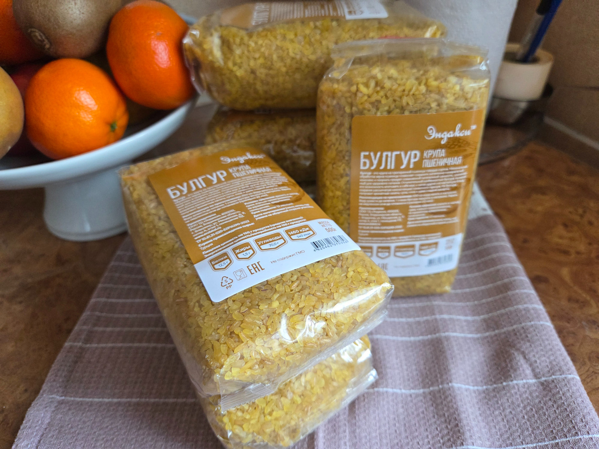 166236509  Бренд знаю давно, но булгур у них покупаю впервые и сразу три килограмма, 6х500г=3кг. Каждая пачка обошлась по 64 рубля. Очень хорошая цена. Использую булгур часто: тушу с овощами, грибами, мясом, делаю плов, добавляю в суп. Отзывы хорошие.