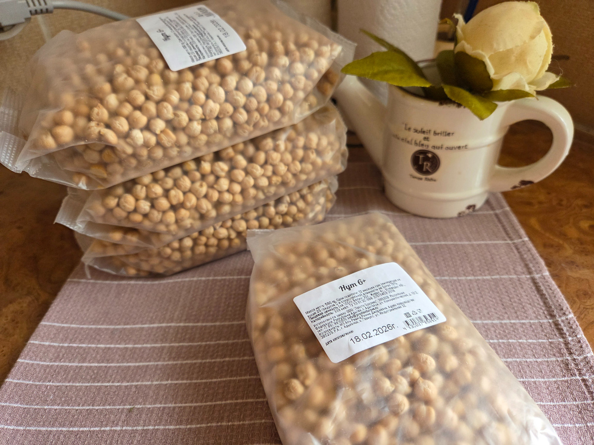 176676395   Такой нут покупала ранее, но решила поместить в эту группу, поскольку куплено два килограмма, 4х500=2кг. Пачка обошлась по 80 ублей. Можно поискать другие цены. Обратите внимание на размер, у этого 6+. Меня устраивает, т.к обычно использую для хумуса, паштетов и тушения. Есть мельче, а есть крупнее, но дороже, оставлю один артикул очень крупного нута  609159707 