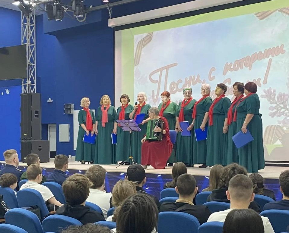 В хоре только девушки || Фото предоставлено Валентиной Шелабиной. Автор неизвестен