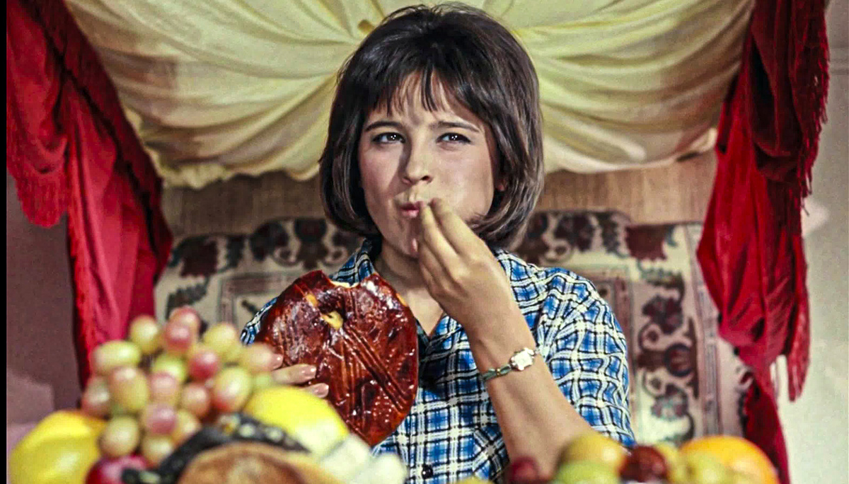 Это рецепт именно той кады, которую, возможно, подавали к чаю в доме, где насильно гостила героиня любимого фильма «Кавказская пленница» - спортсменка, комсомолка, и просто красавица Нина! 😂😂😂! Кадр из фильма "Кавказская пленница". Фото из свободного доступа в Интернет