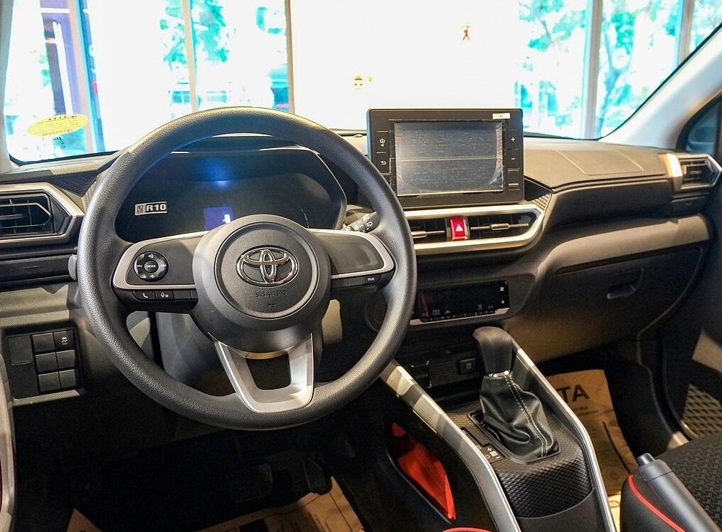 После повышения утиля в РФ массово везут «Toyota RAV4 для бедных». Что за модель и сколько она стоит? Источник иллюстрации - auto.ru