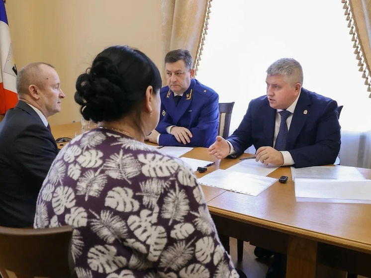     Жители попросили также починить крышу двухэтажного дома в Малой Вишере, что будет сделано. Фото: губернатор Новгородской области Александр Дронов в мессенджере MAX