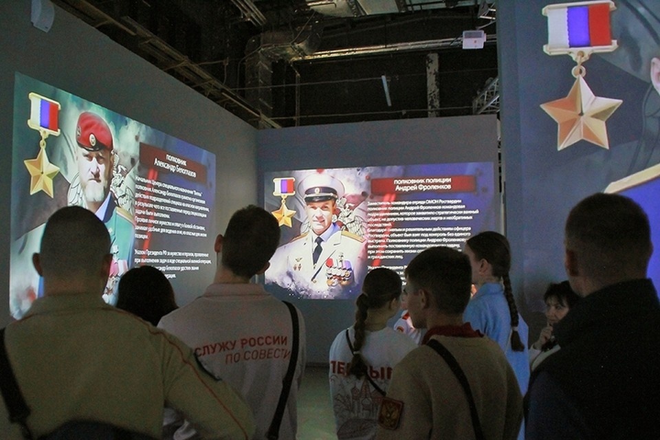    В Мелитополе открылась выставка по истории Росгвардии. Фото: управление Росгвардии по ЗО