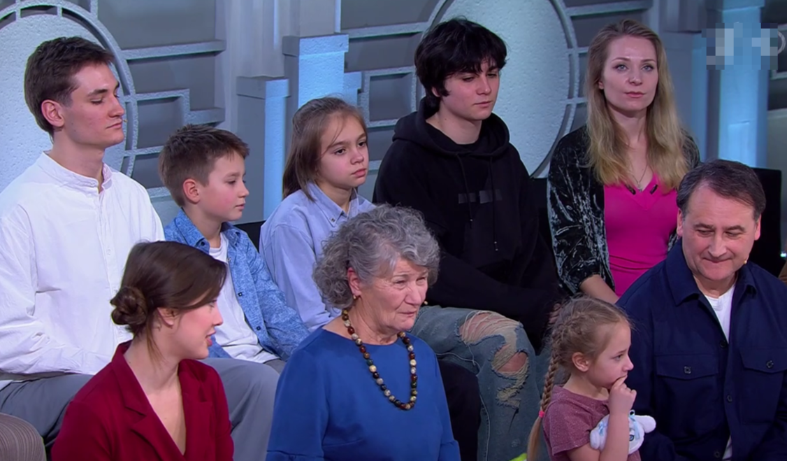 Группа поддержки: муж, дочь, племянница, мама и сыновья