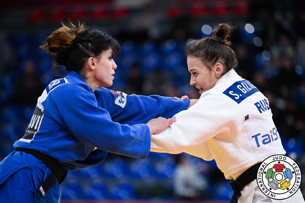 Сабина Гилязова (в белом) во время полуфинальной схватки в Тбилиси. Фото: пресс-служба IJF