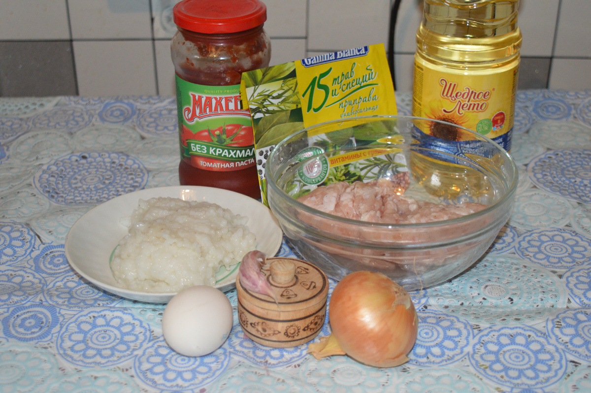 Тефтели с фаршем и рисом в томатном соусе. Шаг 1.