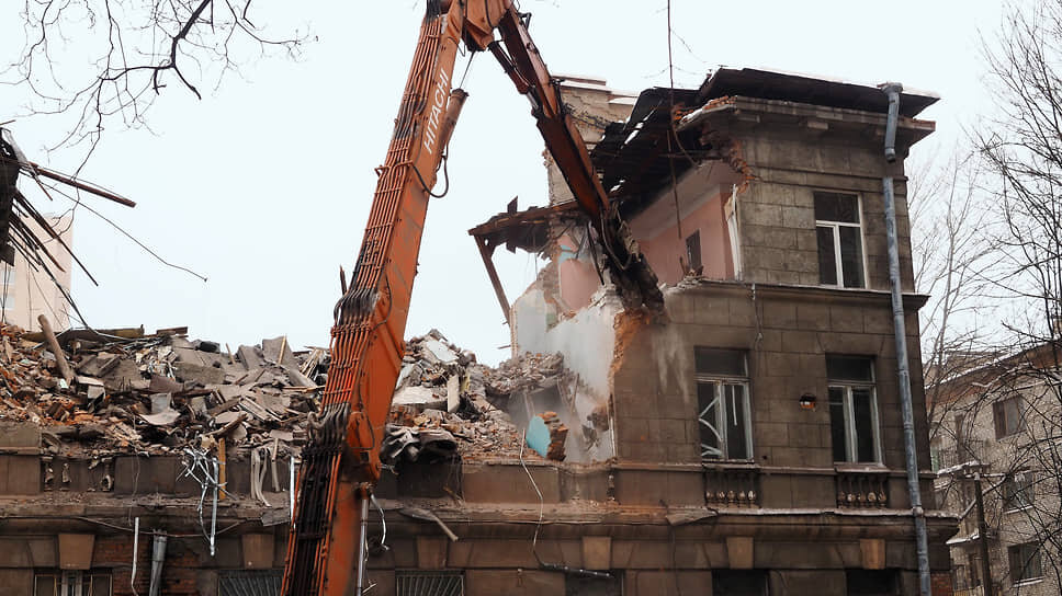 Снос здания Всесоюзного научно-исследовательского института целлюлозно-бумажной промышленности (ВНИИБ).📷Фото: Александр Чиженок / Коммерсантъ