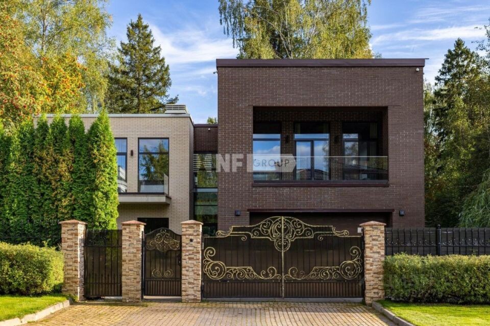    Дом находится в коттеджном поселке "Монтевиль" в Подмосковье. Источник: cian.ru