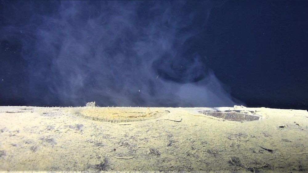    Шлейф радиоактивного вещества над корпусом подлодки. / Фото: PNAS