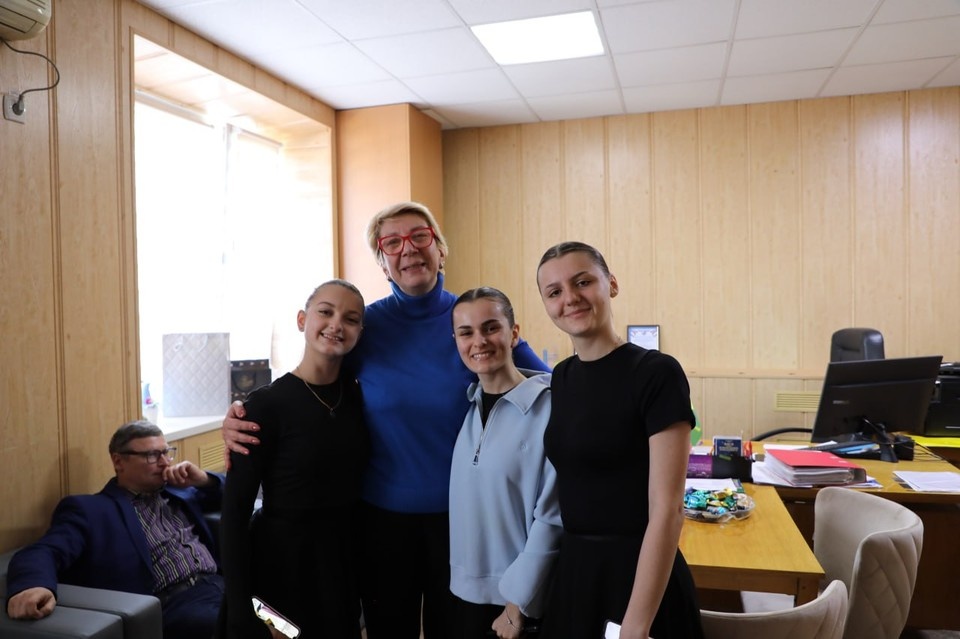    Ирина Барыкина со студентками колледжа