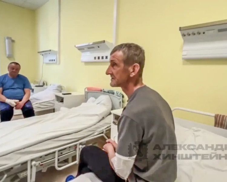     Чепик навестил в больнице пострадавших из-за атаки ВСУ на Хомутовский район