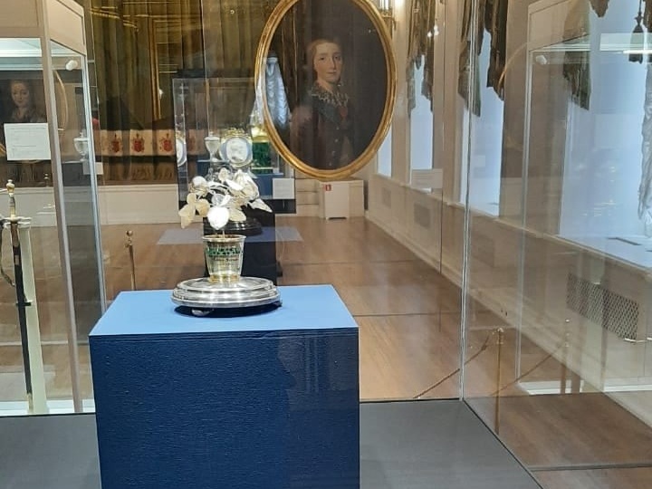 Выставка в концертном зале Петергофского дворца