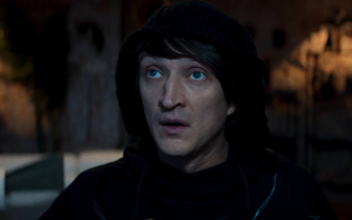 Эмоционального театрального режиссёра Тимура играет Юрий Чурсин, известный по сериалам «Этерна» и «Атом»