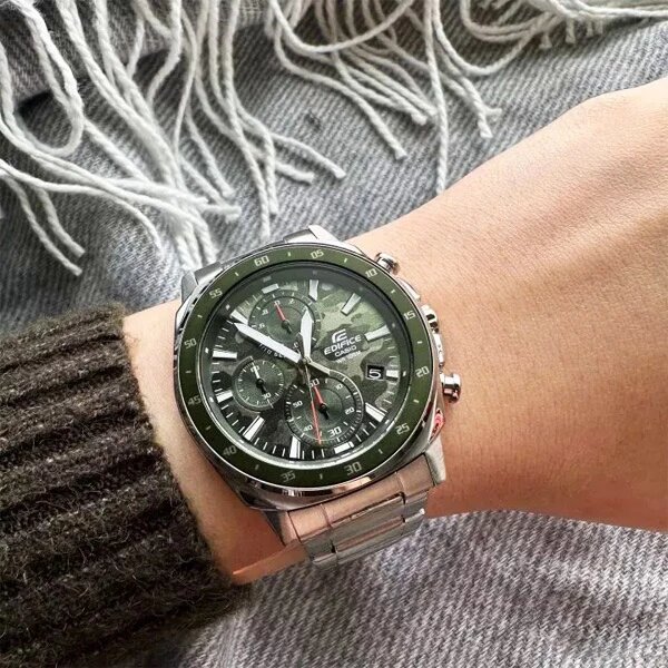 Edifice EFV‑600D‑3C имеет вытянутую овальную форму с плавными боковыми линиями. Это создает спортивный и массивный силуэт