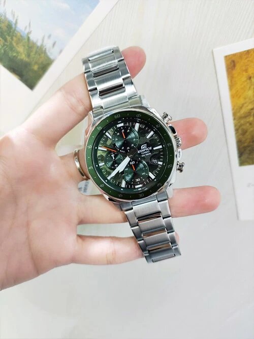 Часы имеют 11 функций, среди них завинчивающаяся задняя крышка — помогает сохранить герметичность