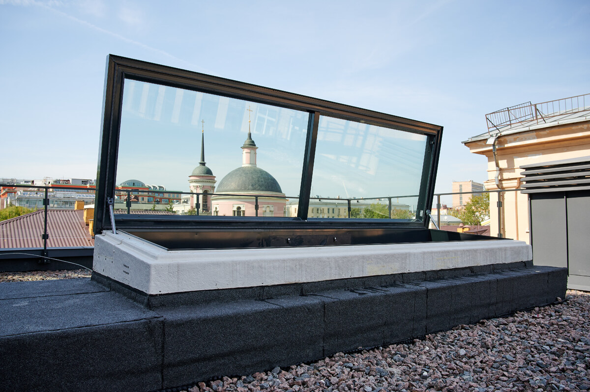 Выход на кровлю тип FE Komfort Swing с гидроприводом