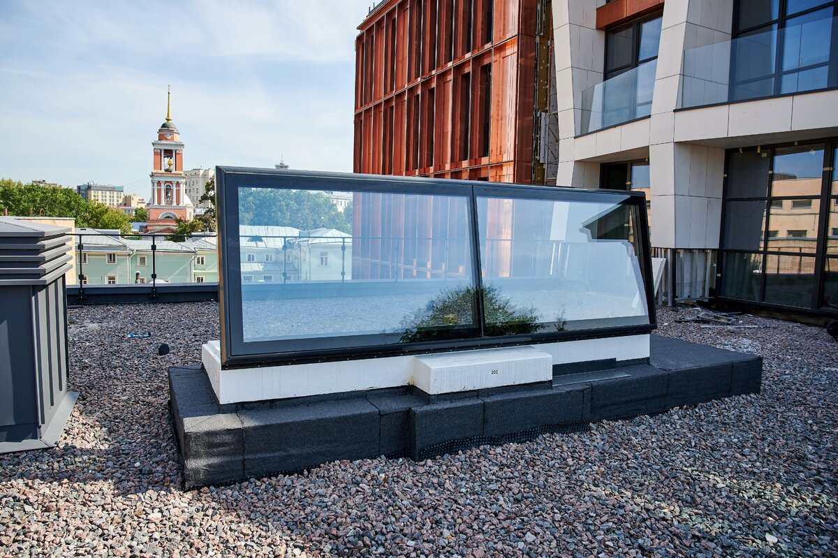 Выход на кровлю тип FE Komfort Swing с гидроприводом