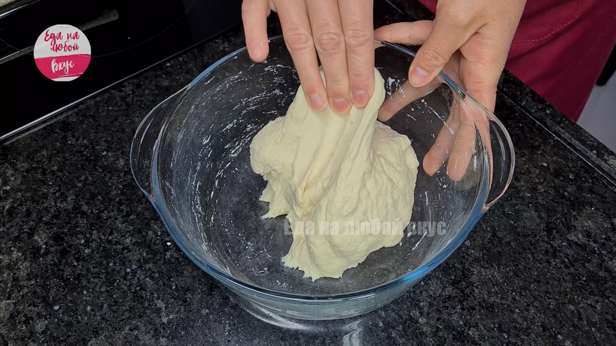 процесс замеса теста, когда оно собирается в однородный ком