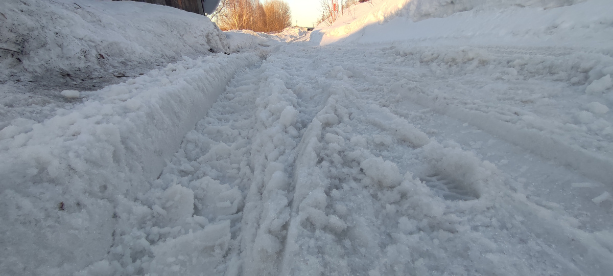 Высота колеи сантиметров 30-40, но даже не это самое печальное... Внизу сплошной лёд и машины буксуют на ровном месте. 