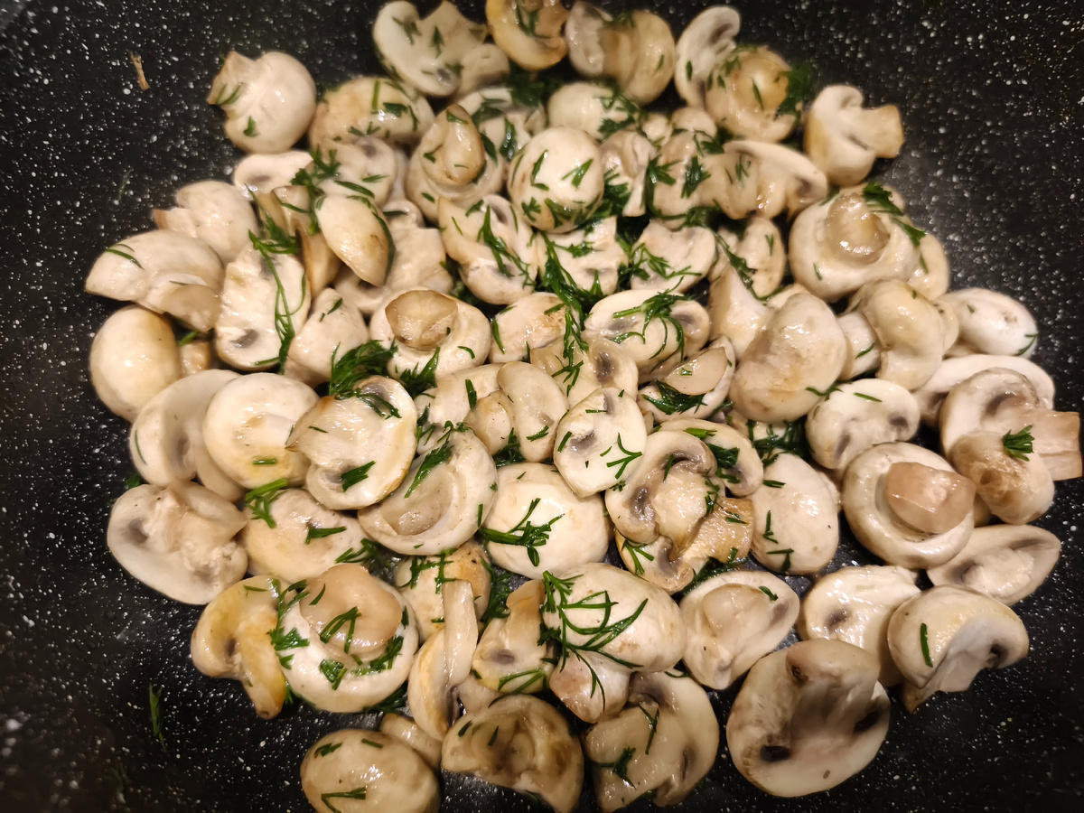 Обжариваем шампиньоны. Обязательно со сливками и укропом
