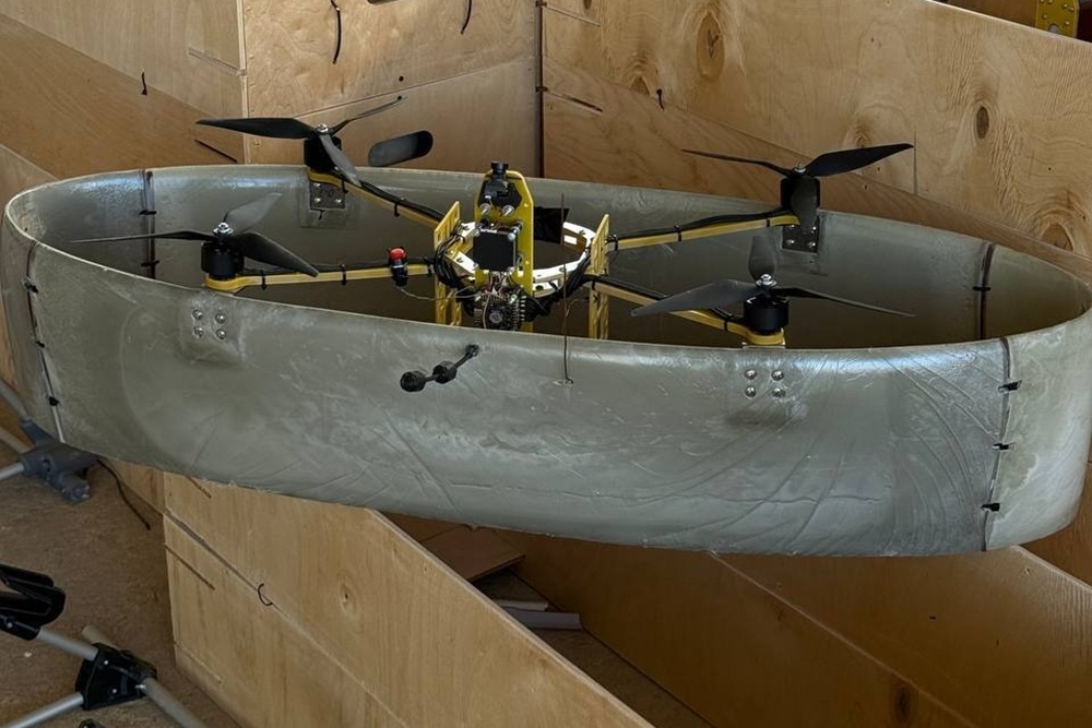    Новый дрон имеет весьма необычный внешний вид. "Тазик" прикрывает его винты от перехвата сбоку. / Чадаев / Телеграм