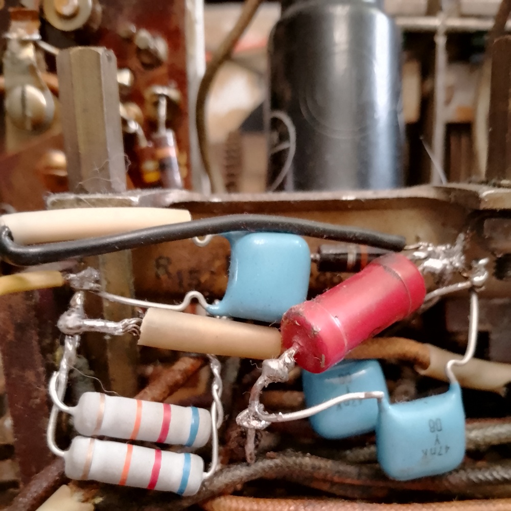 Тестовая подпайка современных конденсаторов, чтобы поверить работу каскада. Оставлять это в таком виде мы конечно же не будем