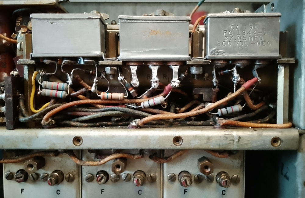 Жестяные коробки сверху - тоже конденсаторы