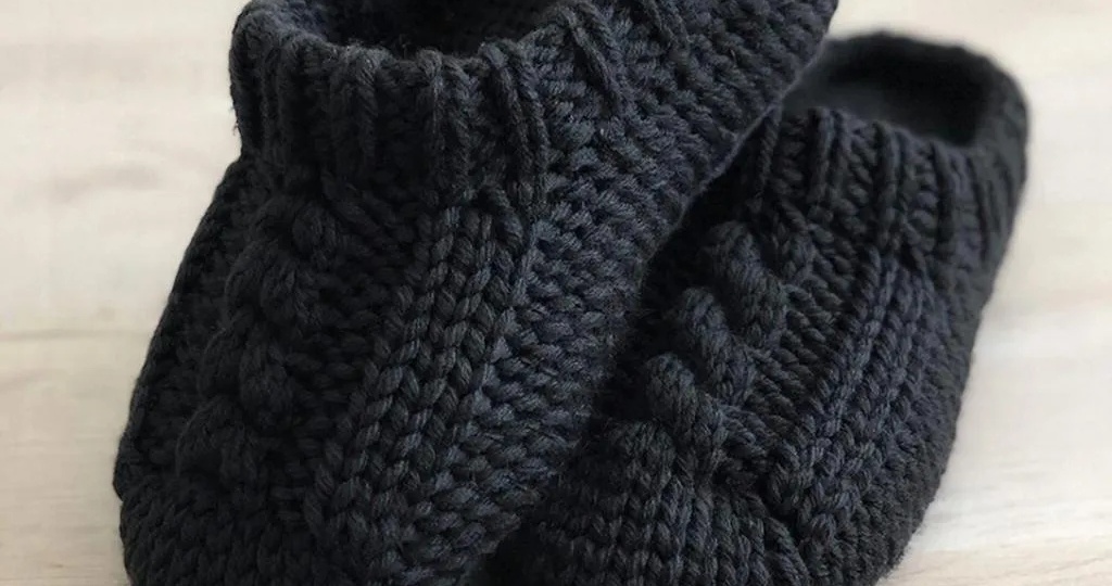 Чёрные вязаные тапочки: уют и тепло своими руками