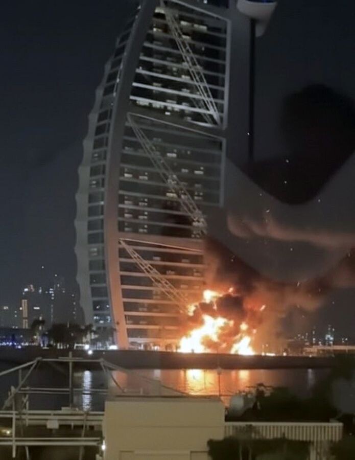 Под удар попал в том числе и знаменитый отель «Бурдж-аль-Араб», находящийся на искусственном острове Пальма Джумейра в Дубае  📷
