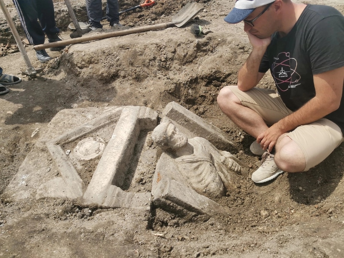 Погребальная стела государственного мужа Аристона II века до н.э. с раскопок в южном пригороде Херсонеса // Фото из архива Виктора Вахонеева