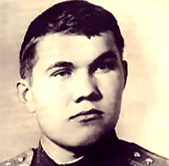 Молодой Александр Лебедь