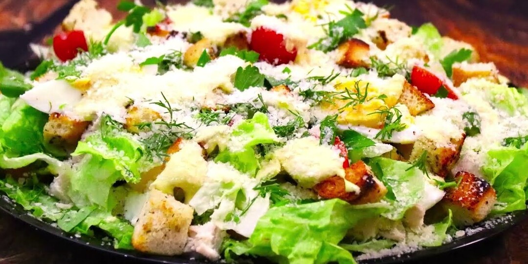 Салат Цезарь по-домашнему: хрустящий, сочный, с идеальным соусом