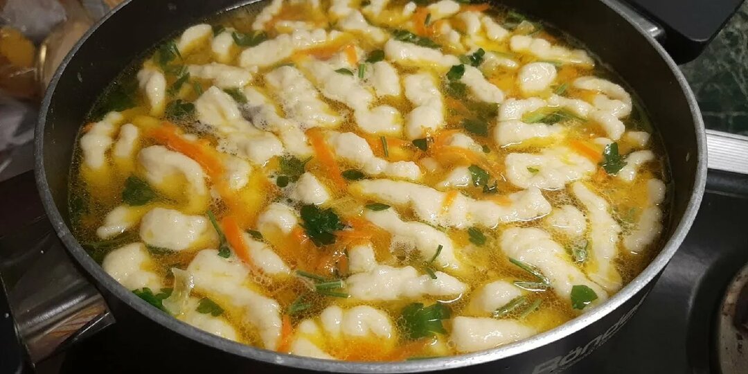 Суп с клецками: нежный, сытный, по-домашнему уютный