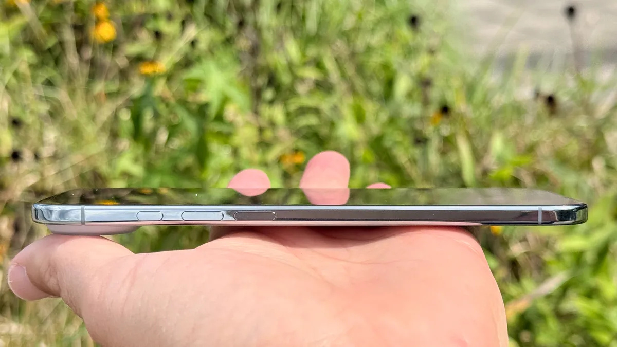    Аппарат реально тонкий и легкий, и этого у него не отнять. Изображение: tomsguide.com