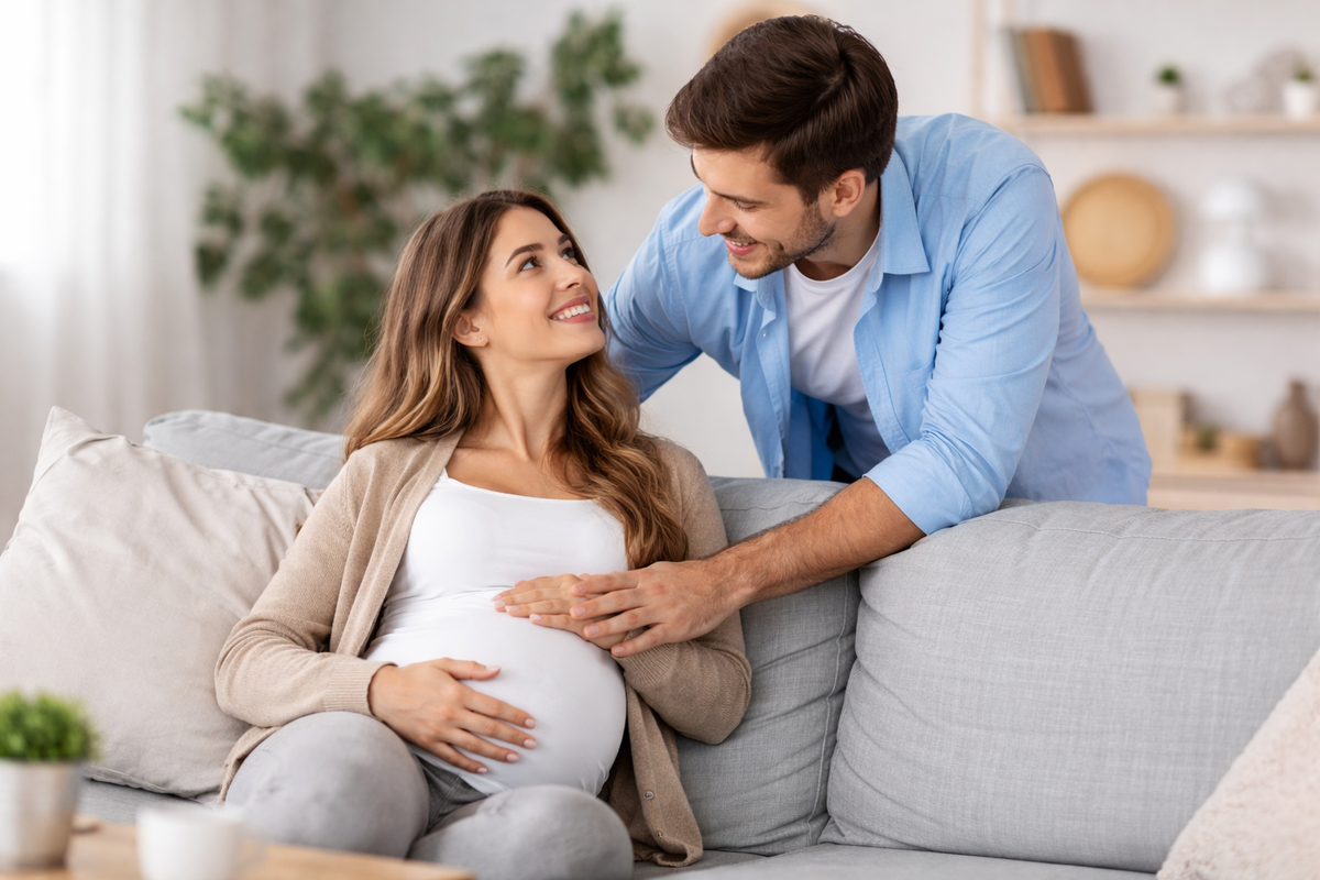   Новые трудовые гарантии для будущих отцов предложили в Госдуме. Фото: нейросеть