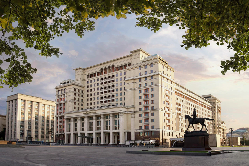 В пешей доступности знаковые достопримечательности столицы: Кремль и Красная площадь, Тверская улица и Большой театр. Фото: Four Seasons Hotel Moscow / Яндекс Путешествия